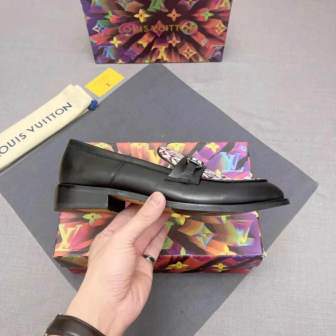 p440【LV】《Lv leather shoes are a must-have for trendy men. 👟Strong European fashion atmosphere. Generous shoe last. High-end quality. Fully imported first-layer cowhide. Sheepskin lining. Comfortable on the feet. Lightweight rubber outsole is thick and comfortable. 👍👍Its unique talent lies in its unremitting pursuit of innovation. 0️⃣0️⃣2️⃣ Code number 39 to 44 (Can be customized for 38.45) No. 0117